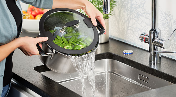 Saucepan Silence Pro 24 cm Pouring water with the saucepan Silence Pro 24 cm