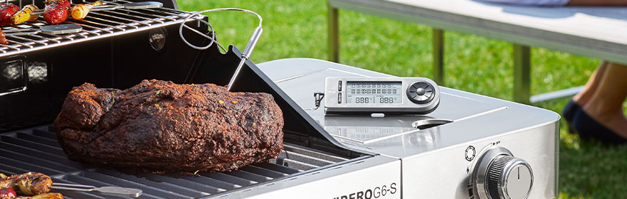 Roast thermometer digital Measuring the temperature with the digital roast thermometer of a roast on the Videro G6-S