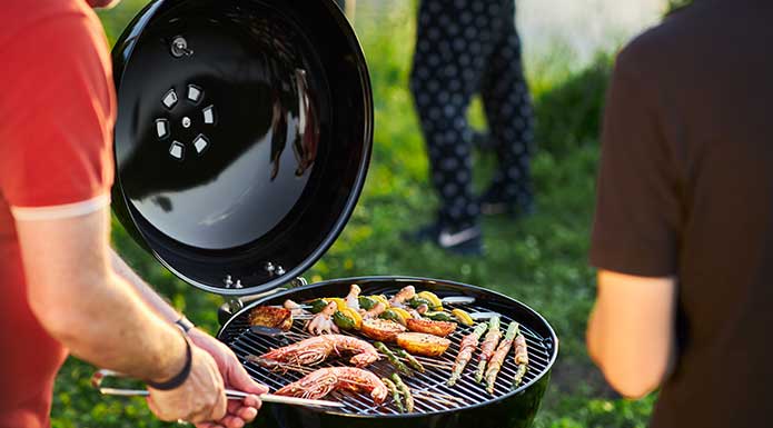 Holzkohle Kugelgrill Holzkohle Kugelgrill mit Grillspießen