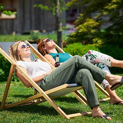 Liegestühle Frauen genießen die Sonne in Liegestühlen