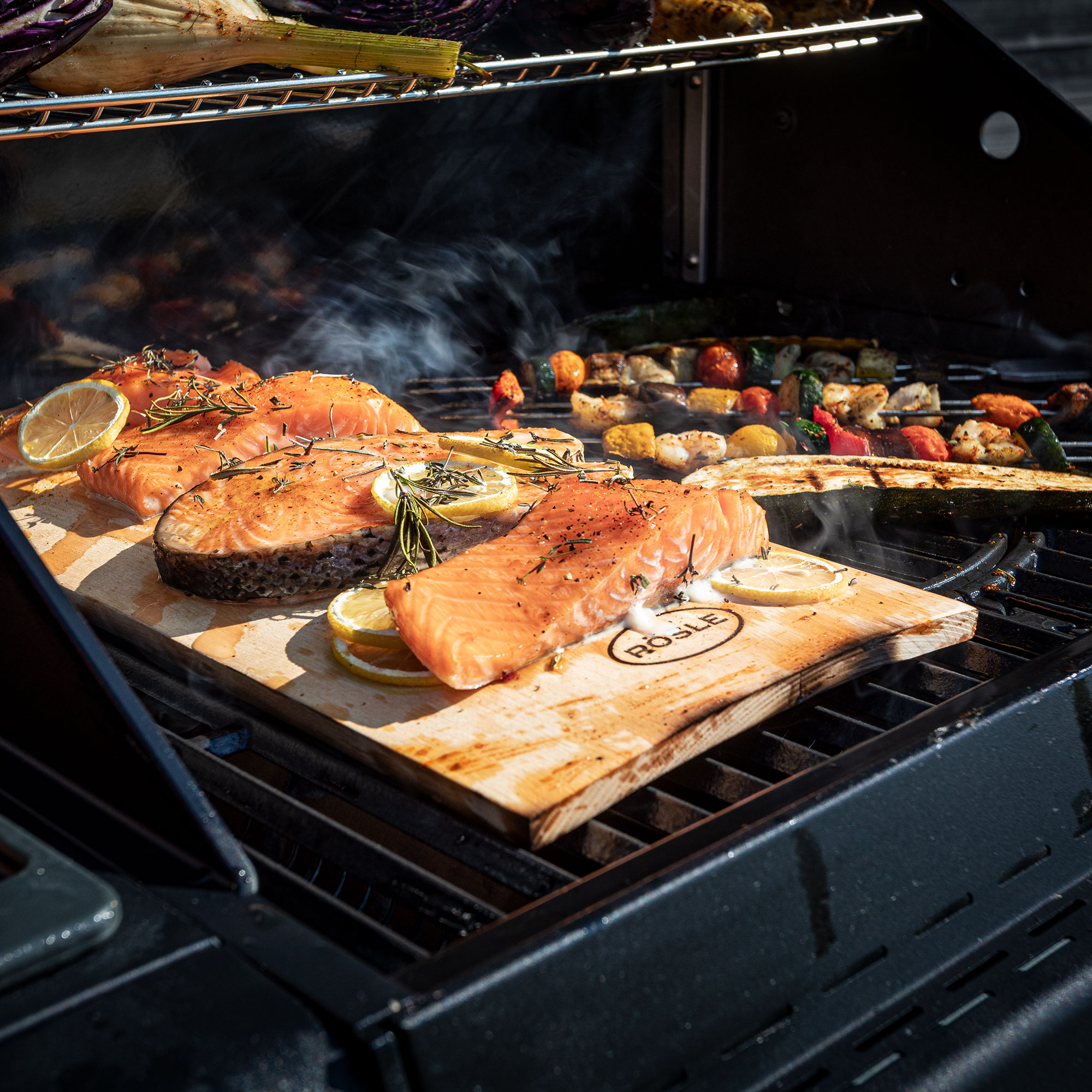 Gegrilltes Lachsfilet auf der Aromaplanke