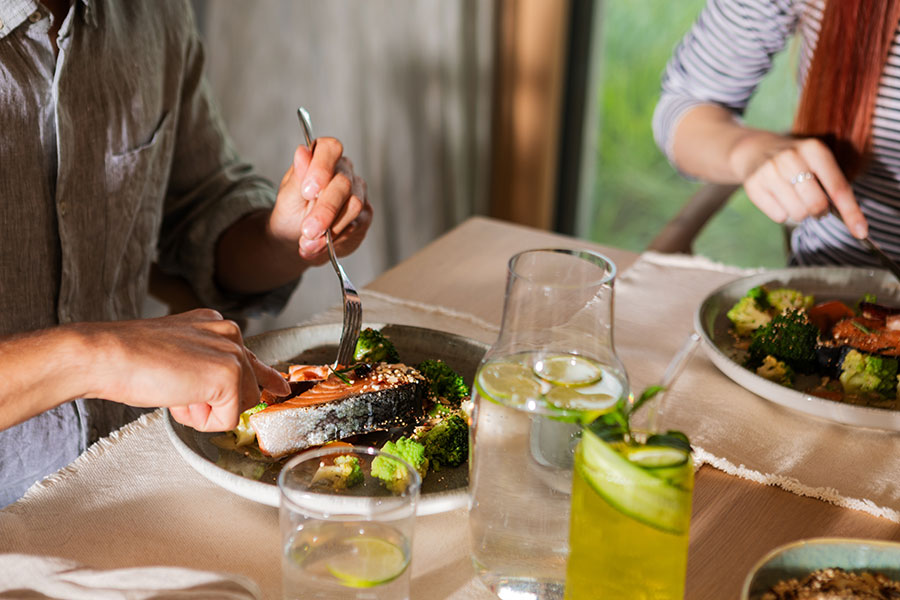 Lachs und Gemüse auf einem Teller