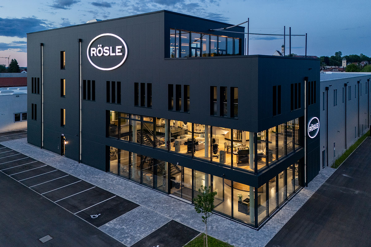 RÖSLE Outlet beleuchtet von außen in der Nacht