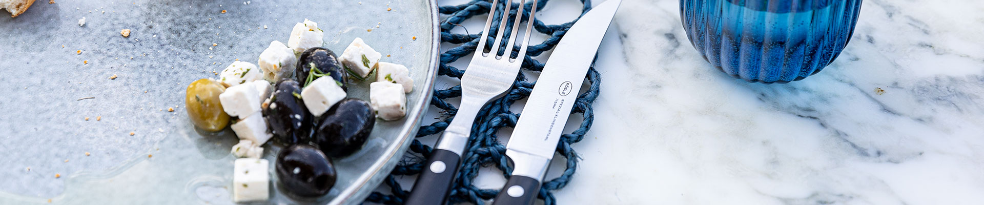 RÖSLE steak cutlery on the table next to a plate.