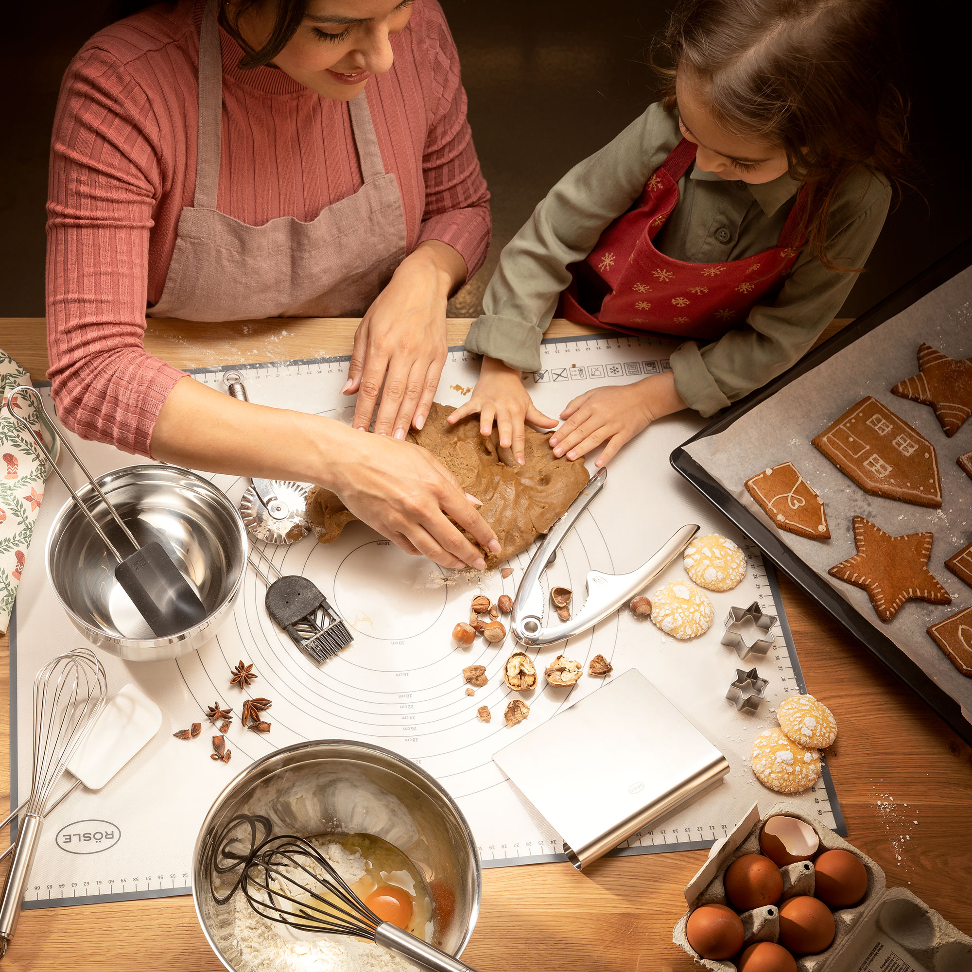 Mutter und Tochter backen gemeinsam Plätzchen