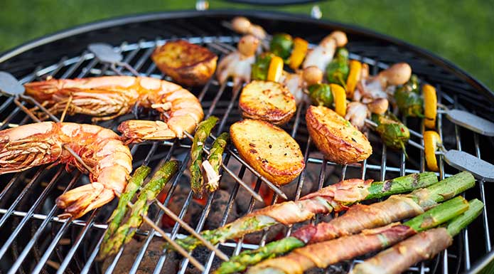 Grillspieße auf dem Grillrost
