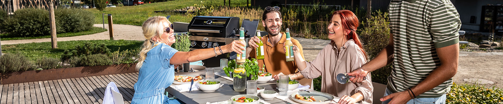 Freunde stoßen auf der Terrasse zusammen an