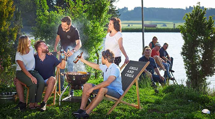 Freunde grillen mit dem Smoker No.1 F50-S schwarz am See