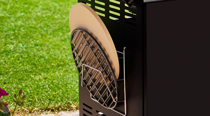 Ablage direkt am Grill von Zusatzteilen Seitliche Ablage am Grill mit Pizzastein und Grillrosten