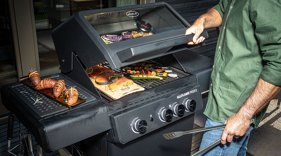 Allflame Peer 3 Man barbecues on the Allflame Peer 3