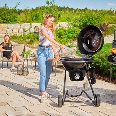 Holzkohle Kugelgrill No.1 F60 NERO Mädchen grillt am Holzkohle Kugelgrill No.1 F60 NERO