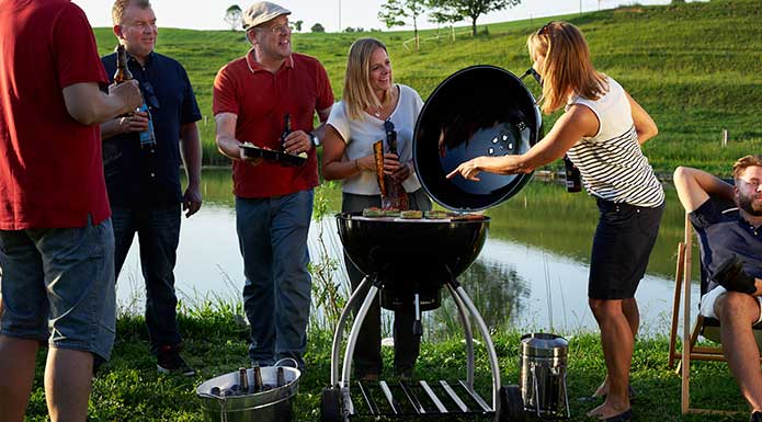 Holzkohle-Kugelgrill No.1 Sport F50 Freunde grillen mit dem Holzkohle-Kugelgrill No.1 Sport F50 am See