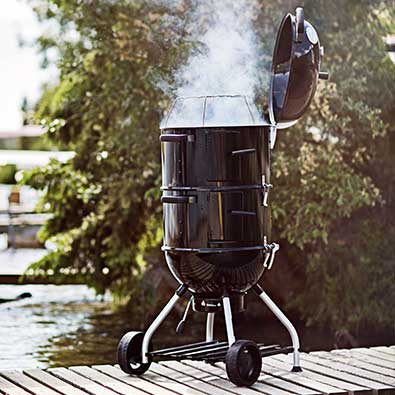 Smoker No.1 F50-S schwarz auf einem Steg 