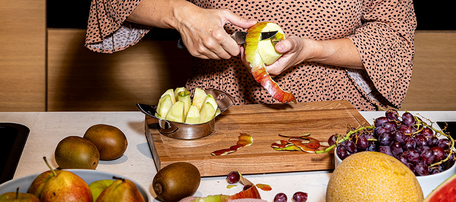 Frau schält Apfel mit einem Schälmesser