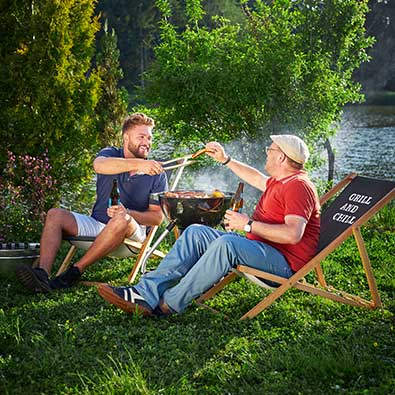 Freunde grillen mit dem Smoker No.1 F50-S schwarz