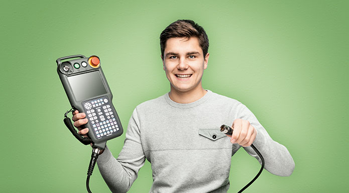 Student mit Elektrogerät in der Hand
