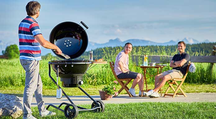 Holzkohle-Kugelgrill No.1 F60 AIR NERO Freunde grillen mit dem Holzkohle-Kugelgrill No.1 F60 AIR NERO