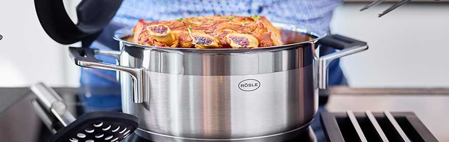 Bratentopf Silence Pro Braten im Bratentopf Silence Pro neben dem Multifunktionslöffel Silikon