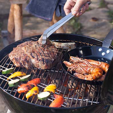 Holzkohle Kugelgrill Holzkohle Kugelgrill mit Steak und Gemüsespießen