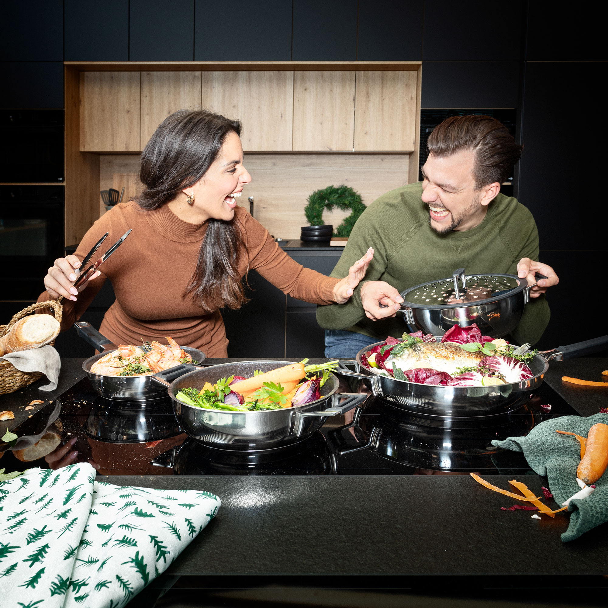 Pärchen kocht zusammen in der Küche mit den Silence Pro Töpfen und Pfannen