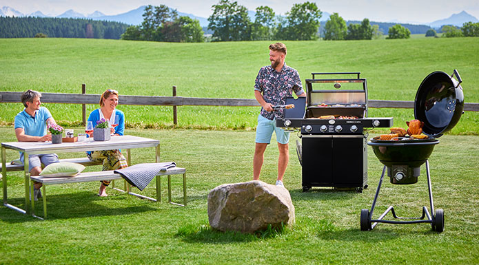 Freunde Grillen mit Jubiläumsmodellen Videro G4-S und Kugelgrill F60 NERO.