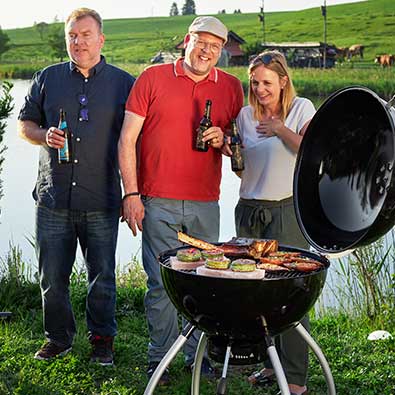 Holzkohle Kugelgrill am See