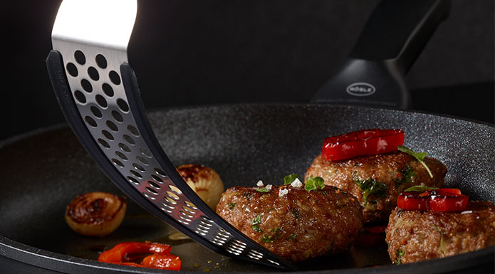 Flexible turner with silicone perforation Turning meatballs in the Cadini pan with the flexible turner with perforation silicone