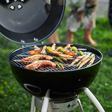 Holzkohle Kugelgrill Holzkohle Kugelgrill mit Grillspießen